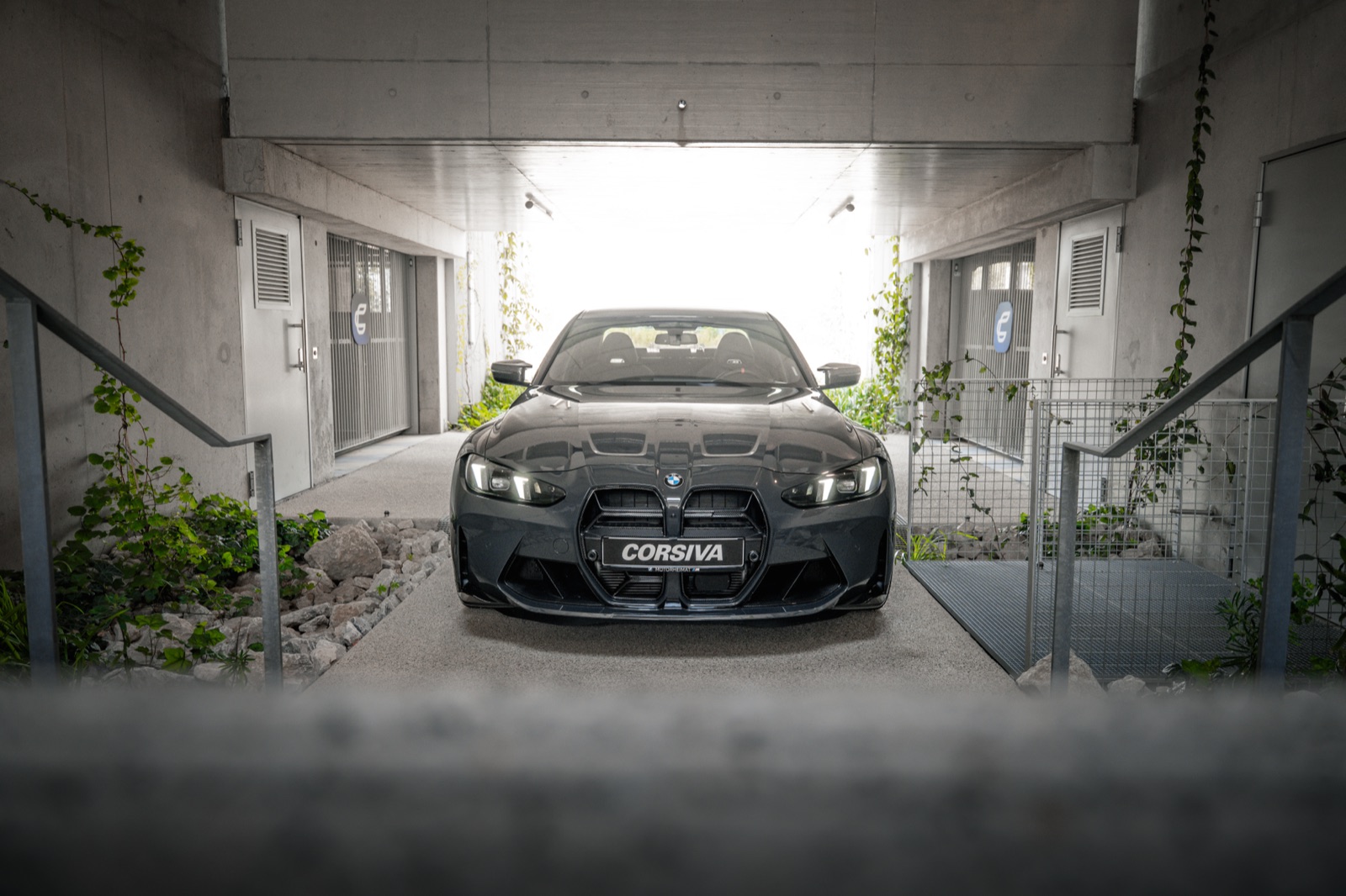 BMW M3 Competition Corsiva de face, au garage